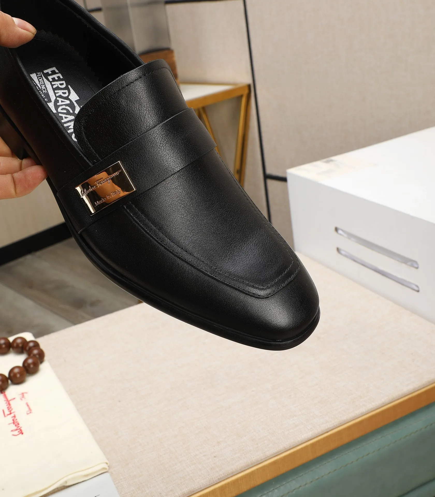 Men's shoes 💰540📛📛(water-dyed cowhide) Salvatore Ferragamo high-end (Salvatore Ferragamo) is the world's top luxury footwear brand. It comes from the fashion kingdom of Italy and is famous all over the world for its traditional handmade design and novel styles...🚶🏻🚶🏻New suit shoes are available simultaneously at the counter. This model is purely handmade. The fabric is imported from Italy's original first-layer cowhide. Soft water-dyed cowhide lining. Original authentic outsole🌀🌀Size: 38➖44 (45 customized)